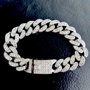 💎 NEW Silver and Crystal bracelet